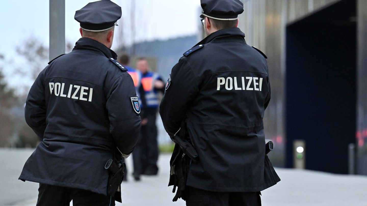 Thüringer Polizistinnen und Polizisten sollen Namensschilder tragen. Bei heiklen Einsätzen sind aber auch Nummern zur Identifizi