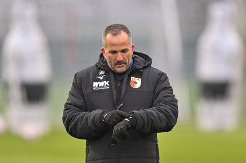 Es wird Zeit für den FC Augsburg um Interimstrainer Manuel Baum, in die Spur zu kommen. Foto: Peter Kneffel/dpa
