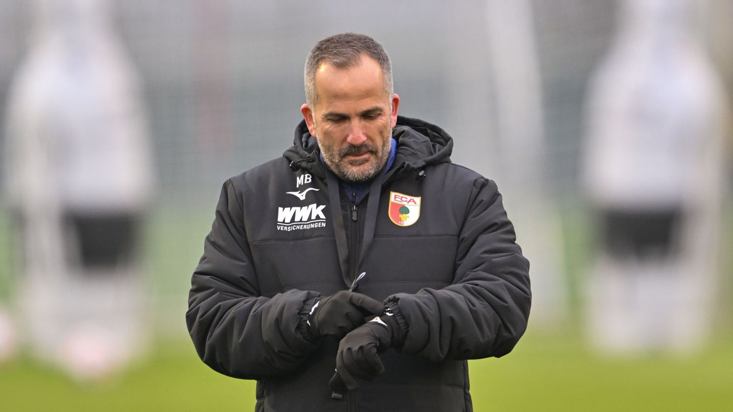 Es wird Zeit für den FC Augsburg um Interimstrainer Manuel Baum, in die Spur zu kommen. Foto: Peter Kneffel/dpa