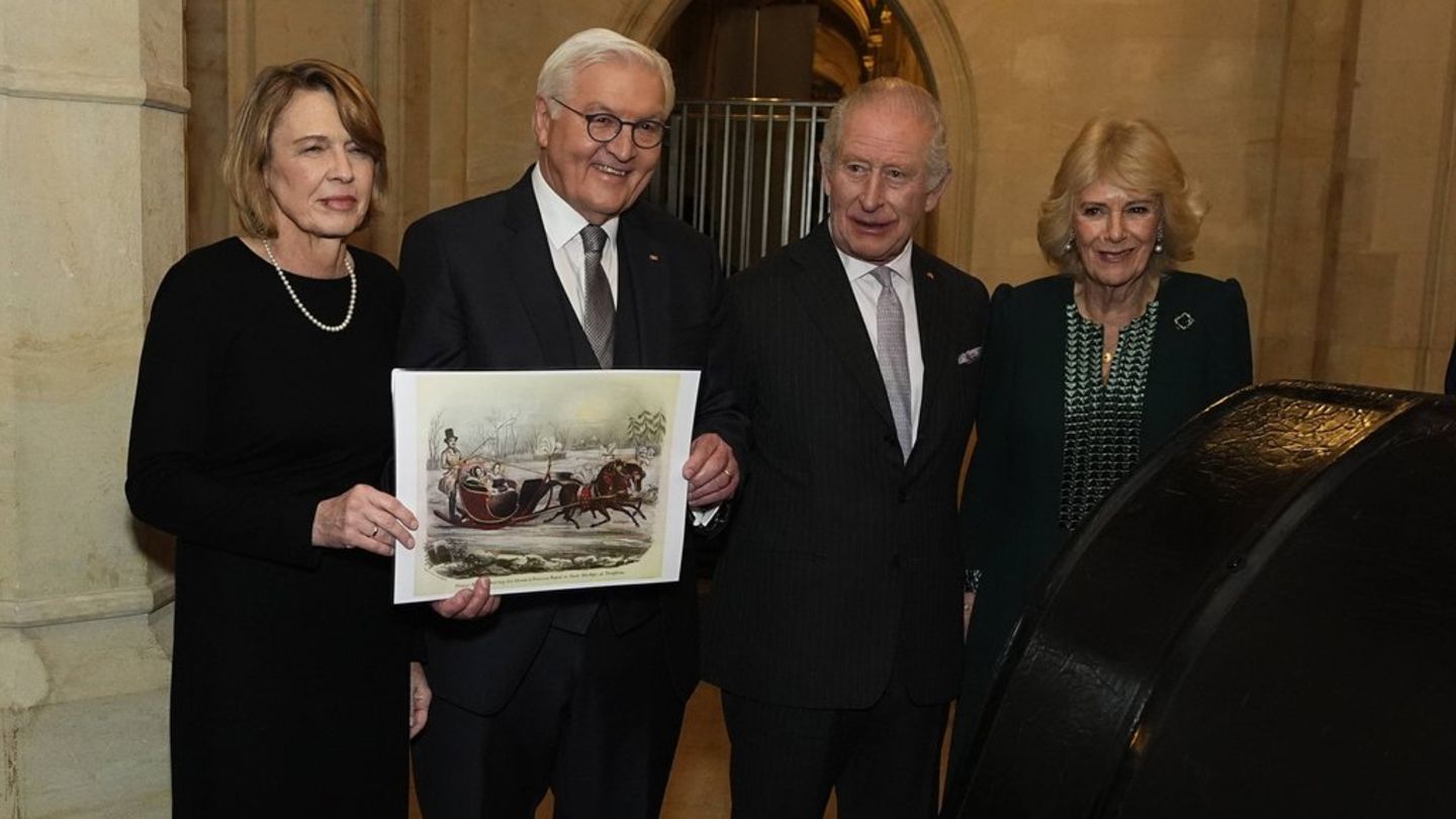 Elke Büdenbender und Frank-Walter Steinmeier zeigen ein Bild des Schlittens neben König Charles und Königin Camilla (v.l.n.r.)