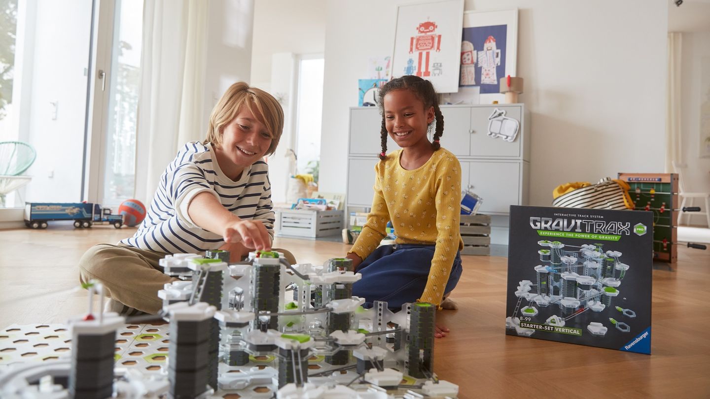 Deals und Angebote: Teenager spielen mit einer Gravitrax Kugelbahn