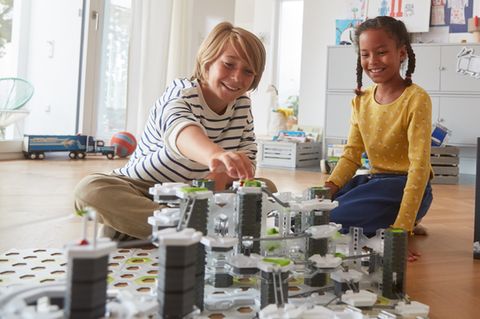 Deals und Angebote: Teenager spielen mit einer Gravitrax Kugelbahn