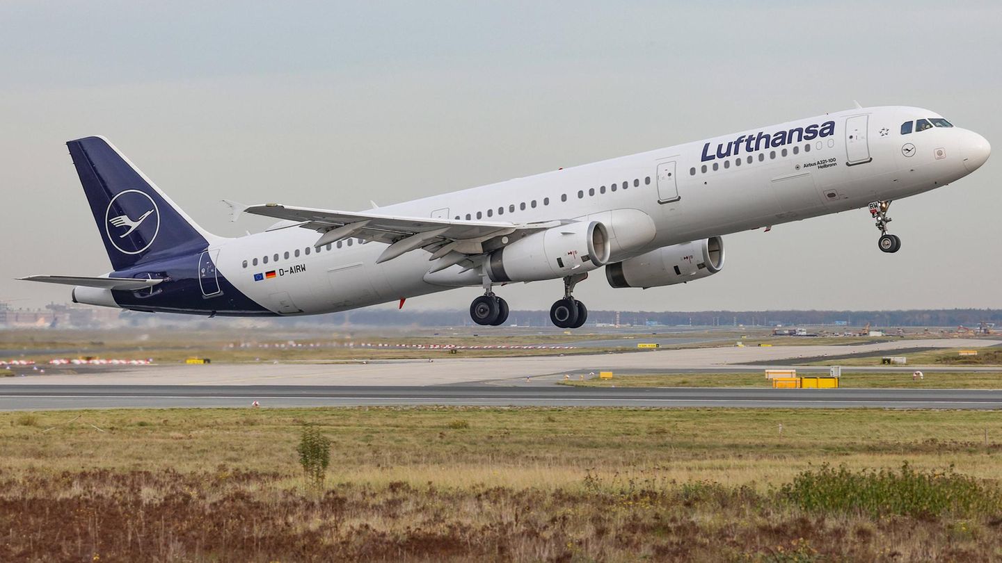 Die Flugzeuge dieses Typs sind eine verlängerte Version des A320 – hier befinden sich die blinden Flecke in Reihe 26 auf den Plätzen A und F. Unschön sind aber auch 9A und 10F, sowie 25 B und 25 E