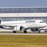 Dieses Flugzeug gibt es in verschiedenen Varianten: Die Lufthansa hat 32 Sitzreihen, von der die letzte keine Fenster hat – also die Plätze 32A und 32F. Ryanair dagegen nutzt eine Ausführung mit 30 Reihen, die wiederum alle befenstert sind   