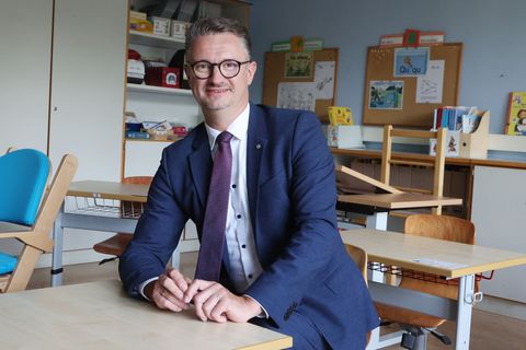 Die Freien Schulen in Thüringen bekommen mehr Geld - zur Freude von Bildungsminister Christian Tischner (CDU). (Archivbild) Foto