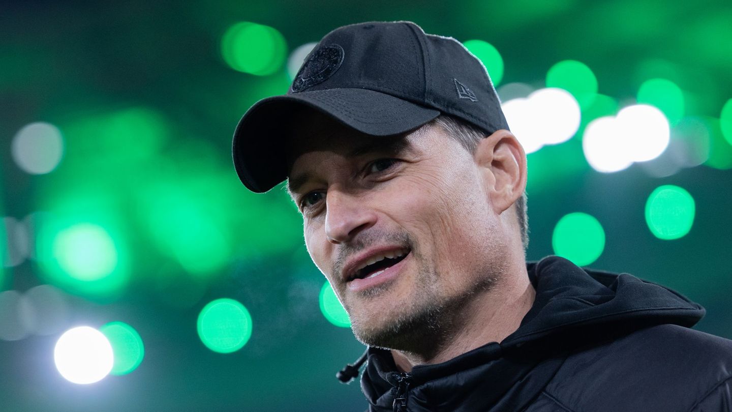 Trainer Alexander Blessin und der FC St. Pauli sind am Samstag beim 1. FC Köln gefordert. (Archivbild) Foto: Rolf Vennenbernd/dp