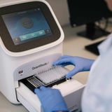 CanChip: Krebsforschung ohne Tierleid  Krebs, die wohl am meisten gefürchtete Krankheit, weil sie wahllos jeden Menschen treffen kann. Dabei ist Krebs ungefähr so unspezifisch wie das Wort Auto für alles, was vier Räder hat. Es gibt zig verschiedene Tumorarten, und jeder Krebs verlangt nach einer spezifischen Behandlung. Dafür benötigt die Krebsforschung reproduzierbare Testumgebungen. In diesen Umgebungen wird das Verhalten von Tumoren bei der Zugabe von Medikamenten beobachtet. Noch heute sind das häufig Tiere. Das deutsche Startup CanChip bietet eine Alternative: auf einem Chip aufgebrachtes künstliches Gewebe samt Blutbahnen, auf dem Tumore wachsen und die Wirkung von Medikamenten getestet werden kann. Ganz ohne Tierversuche