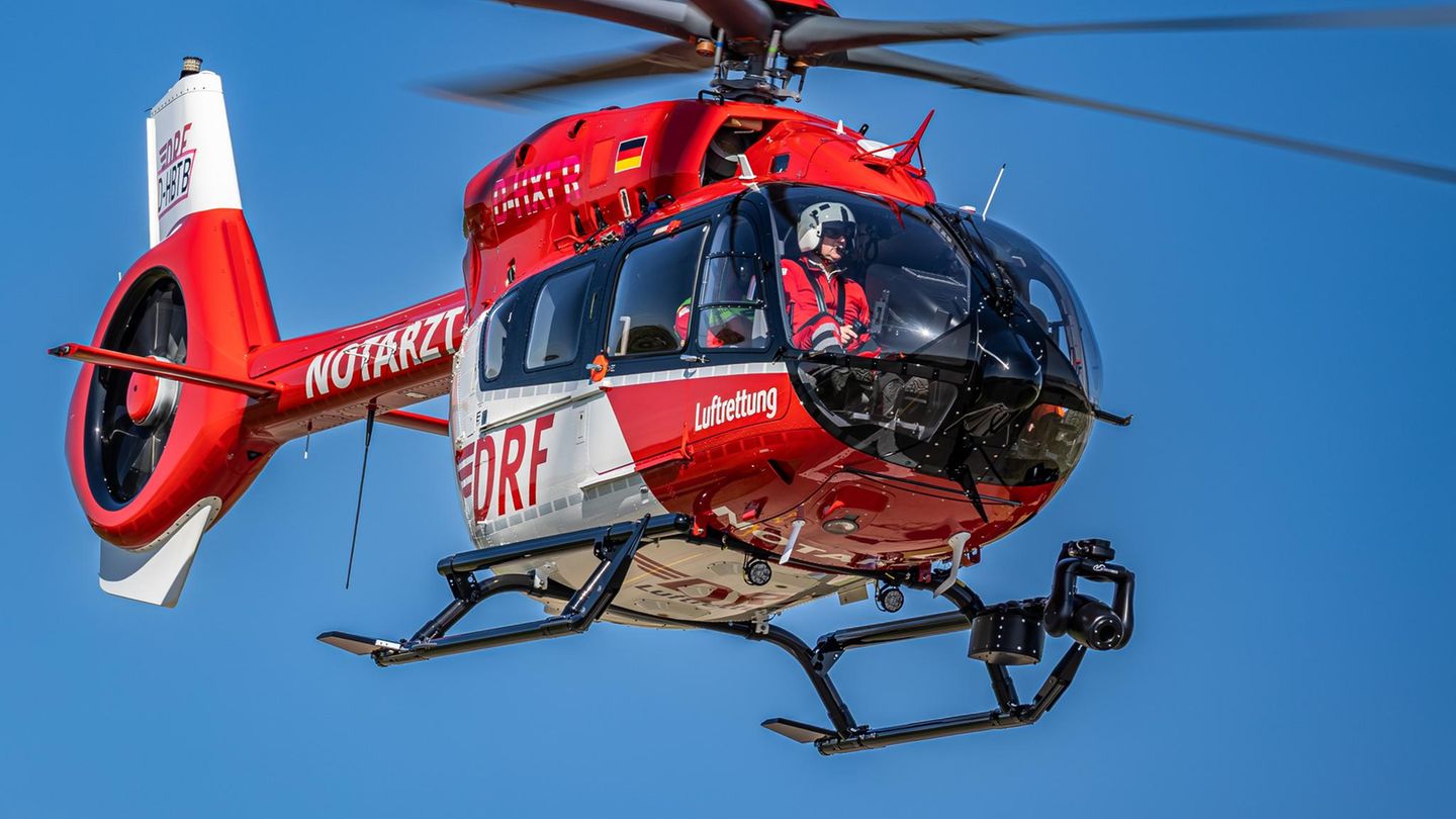 Ein Rettungshubschrauber  vom Typ Airbus EC-145