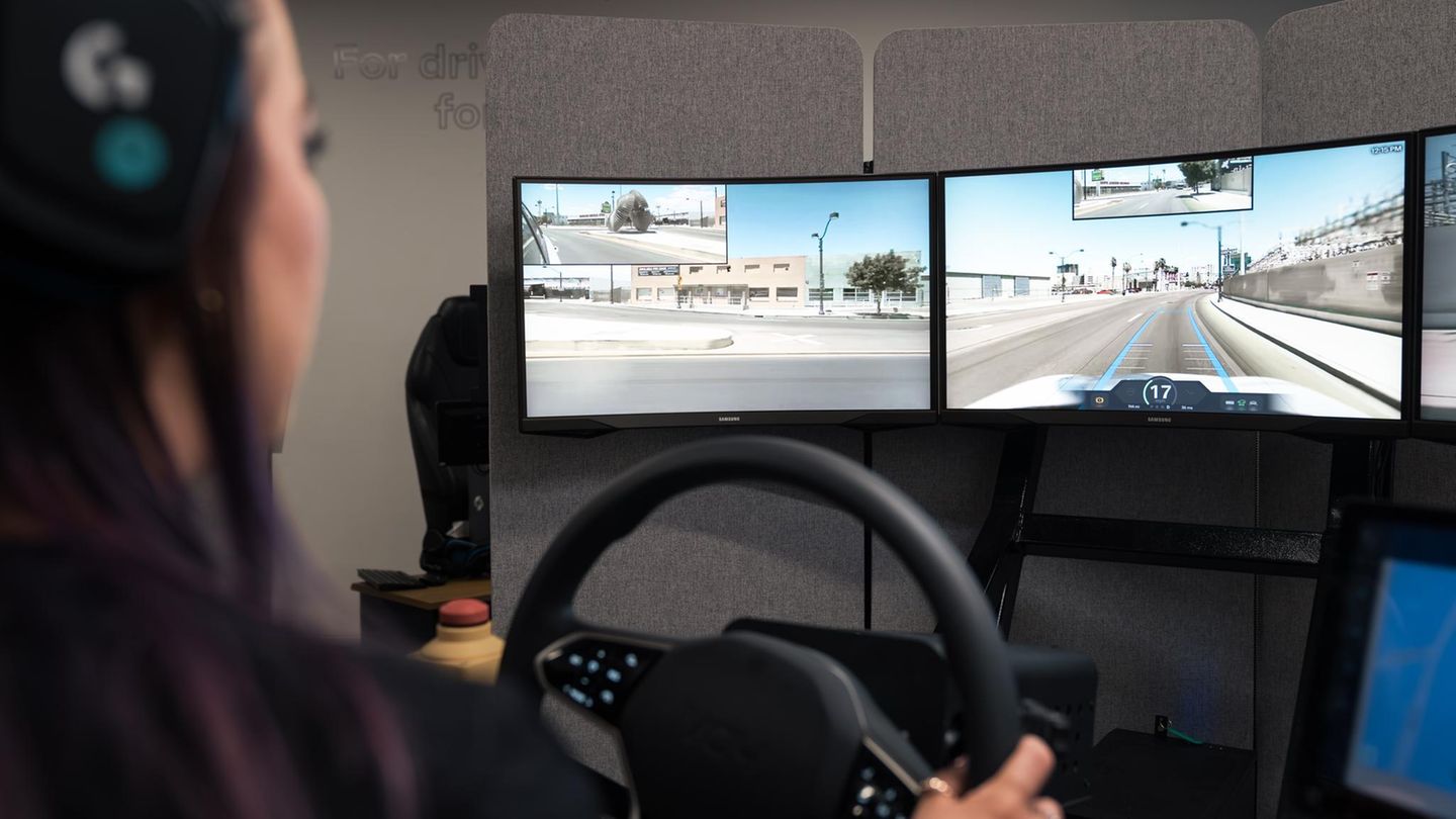 Eine Frau steuert aus der Ferne ein echtes Auto auf der Straße