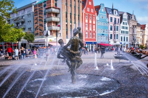 Mehr als 80 Prozent der Befragten leben gern in Rostock. (Archivbild) Foto: Jens Büttner/dpa