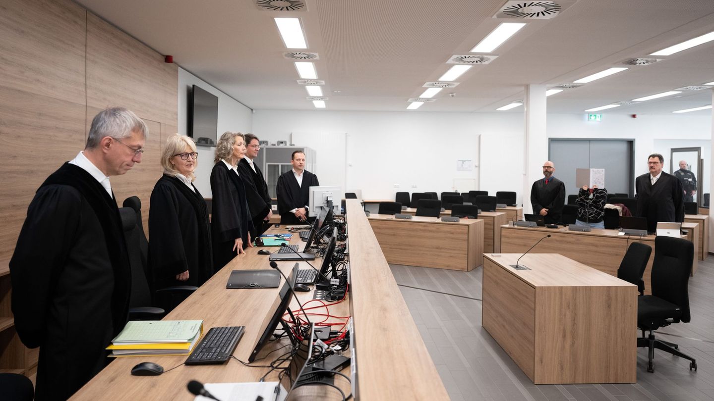 Emotionale Szenen im Prozess gegen mutmaßliche NSU-Unterstützerin. Foto: Sebastian Kahnert/dpa POOL/dpa