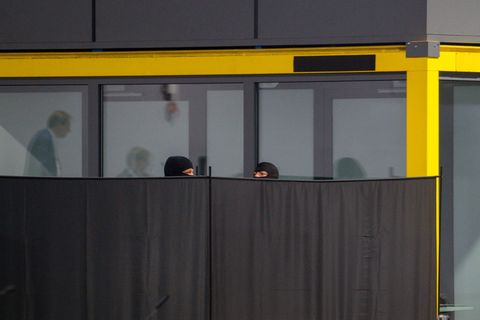 Zeitweise wurden Sichtschutzwände vor dem Angeklagten aufgestellt, weil die Zeugin ihm nicht ins Gesicht sehen wollte. Foto: Kla