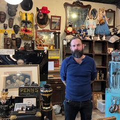 Daniel Schmidt arbeitet in dem Antiquitätenladen in Texas