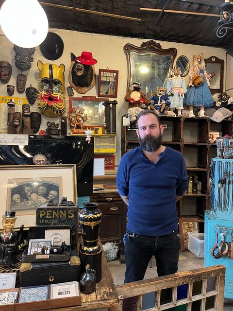 Daniel Schmidt arbeitet in dem Antiquitätenladen in Texas