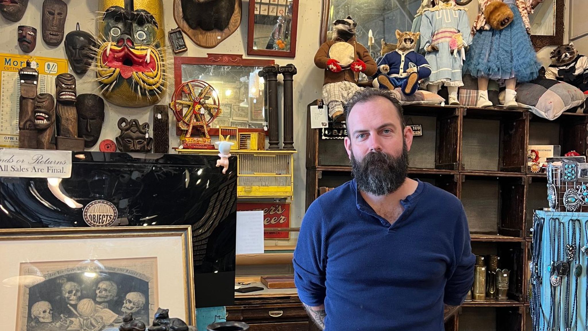 Daniel Schmidt arbeitet in dem Antiquitätenladen in Texas