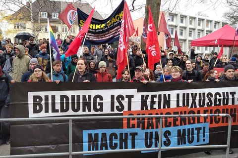 Sie zeigen den Landtagsabgeordneten ihre Meinung: Studenten in Kiel. Foto: Felix Müschen/dpa
