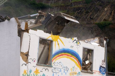 Ein Bagger reißt das Mauerwerk ein. Foto: Thomas Frey/dpa