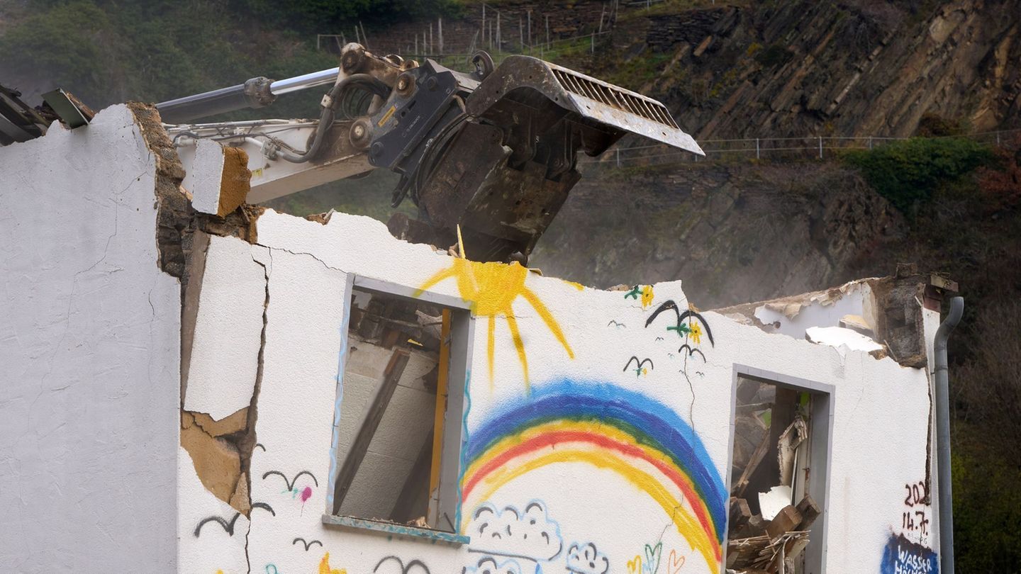 Ein Bagger reißt das Mauerwerk ein. Foto: Thomas Frey/dpa