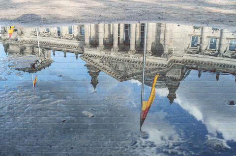 Montage: der Bundestag steht Kopf