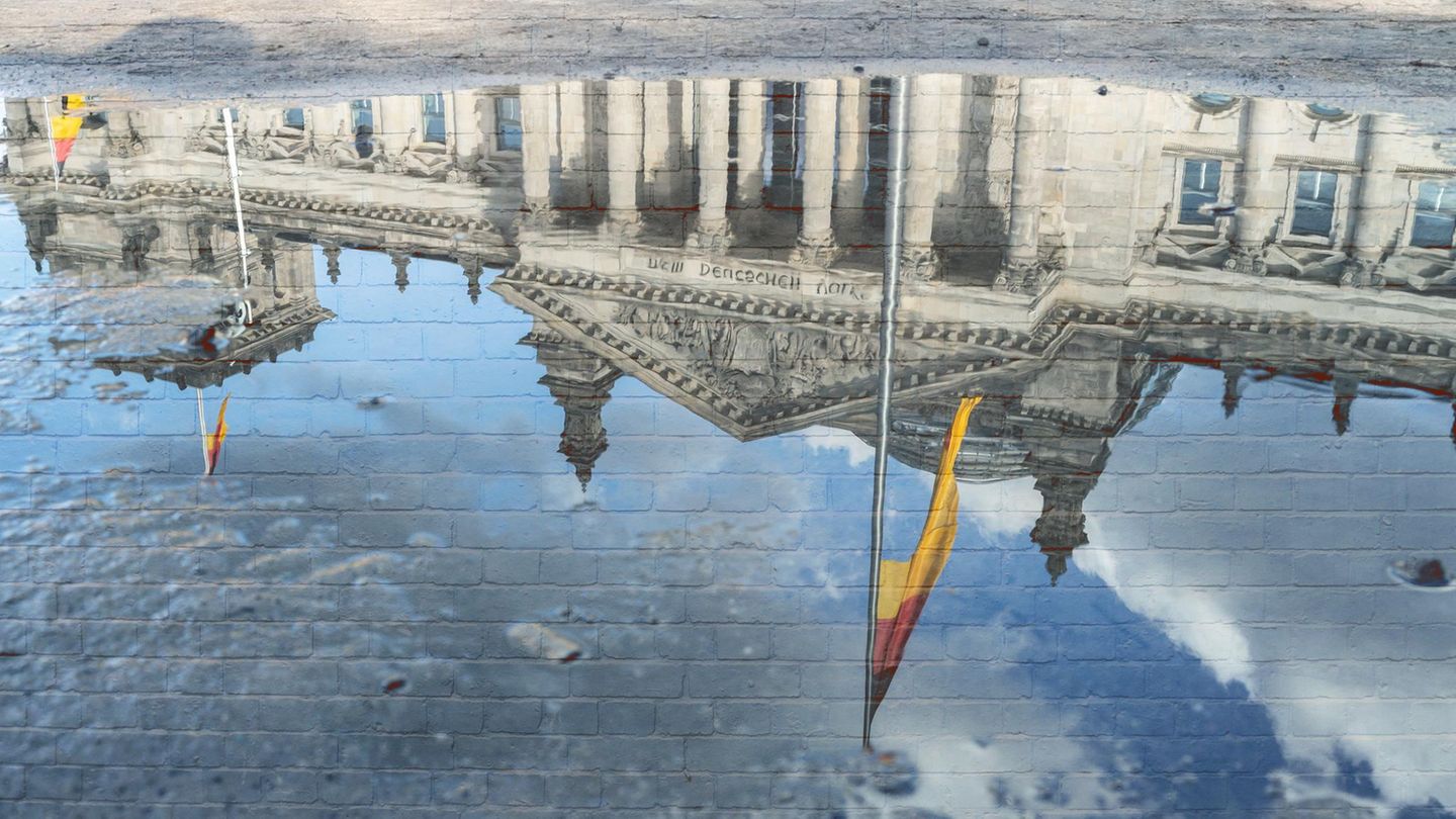 Montage: der Bundestag steht Kopf