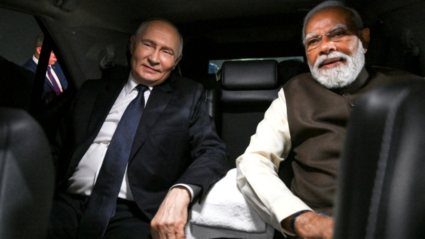 Putin (l) und Modi im Auto