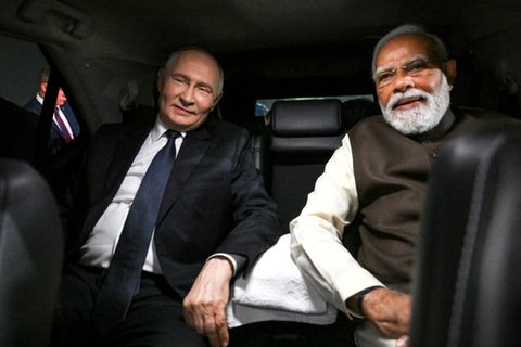 Putin (l) und Modi im Auto