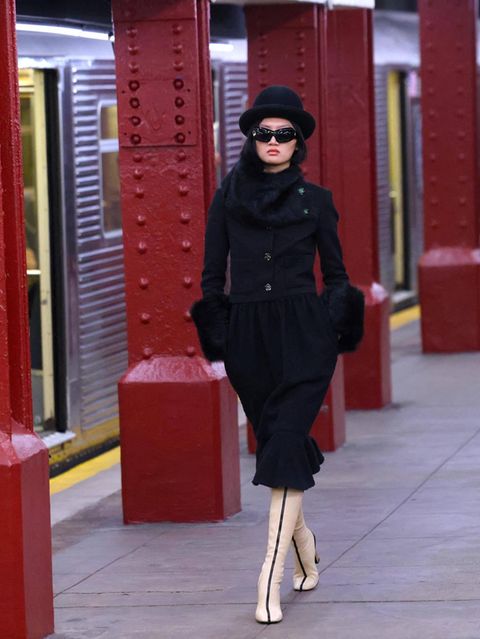 Ein Model läuft in der neuen Chanel Kollektion bei einer Modenschau durch eine New Yorker U-Bahnstation