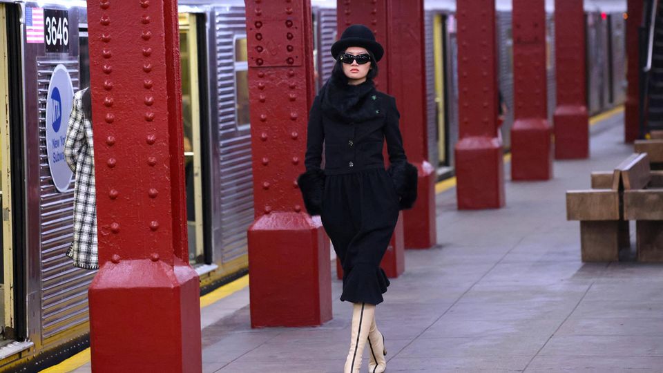 Ein Model läuft in der neuen Chanel Kollektion bei einer Modenschau durch eine New Yorker U-Bahnstation