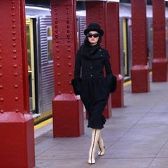 Ein Model läuft in der neuen Chanel Kollektion bei einer Modenschau durch eine New Yorker U-Bahnstation