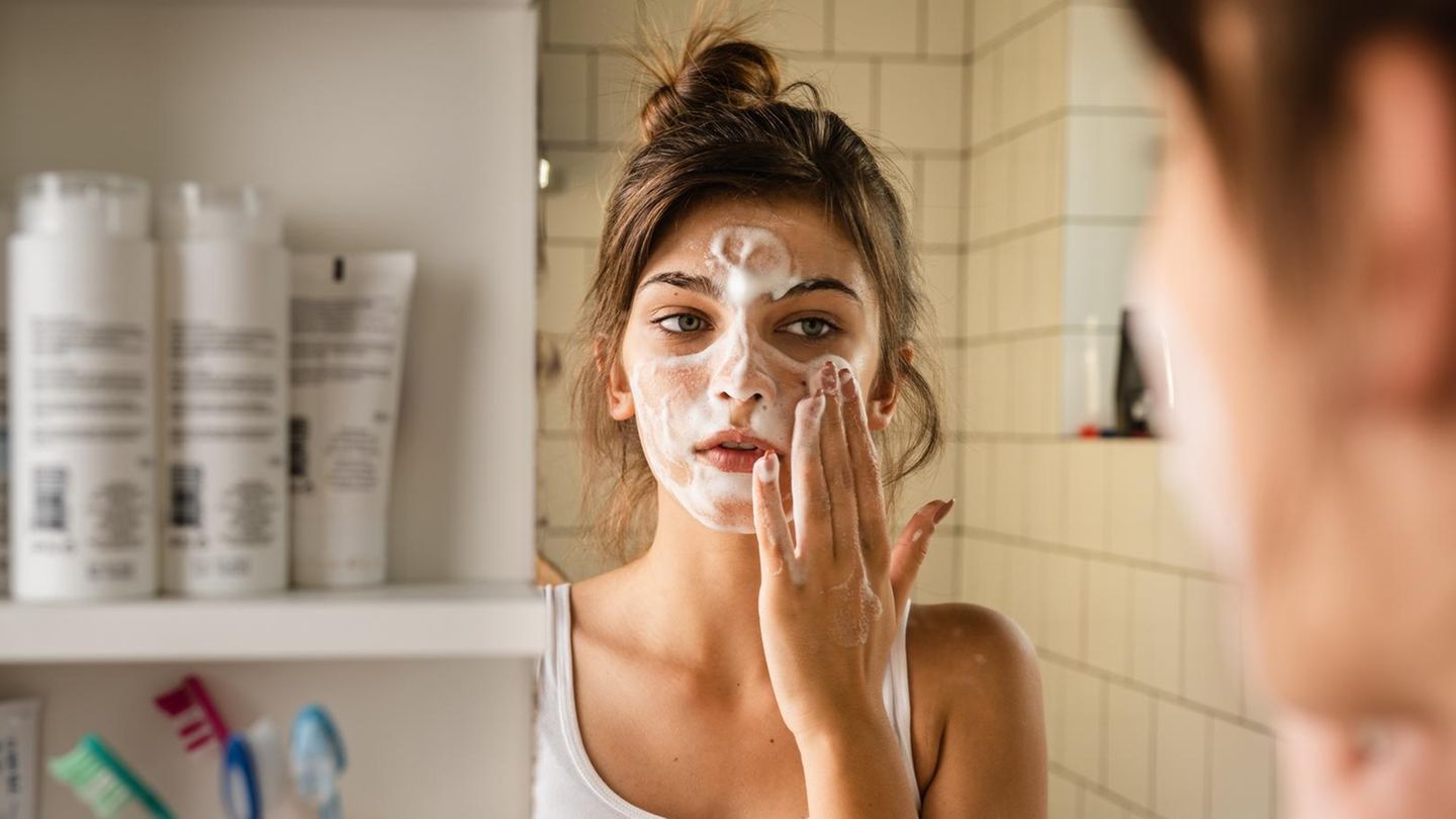 Thema Hautpflege: Mädchen cremt sich ein.