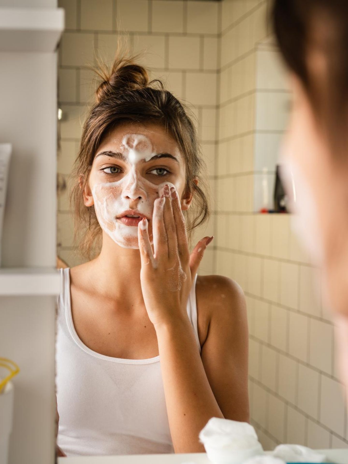 Thema Hautpflege: Mädchen cremt sich ein.