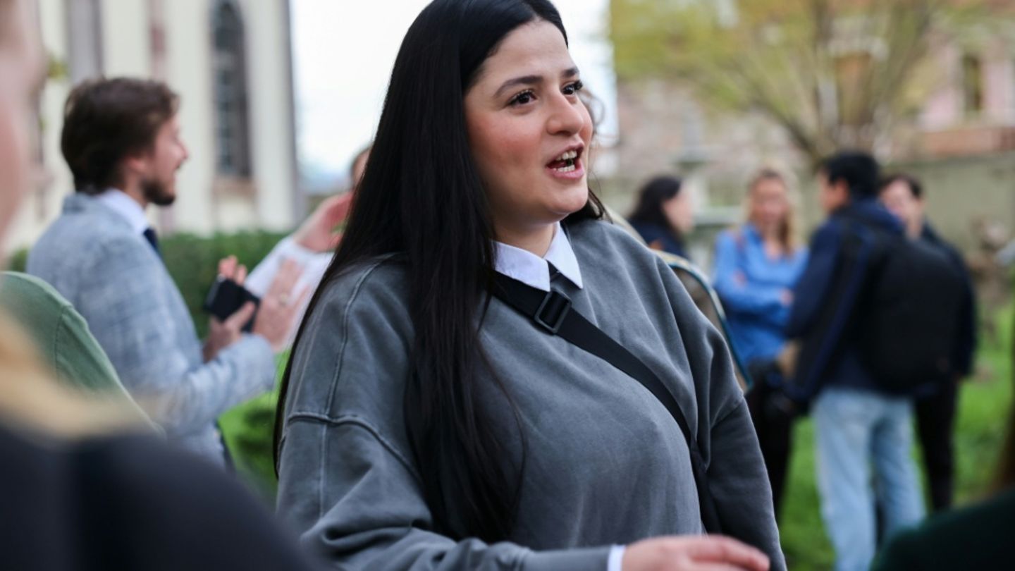 Sarah Mardini bei ihrer Ankunft am Gericht in Mytilini