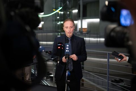 Der Vorsitzende des Wahlprüfungsausschusses erläuterte, warum die Einsprüche des BSW unbegründet seien. Foto: Sebastian Christop