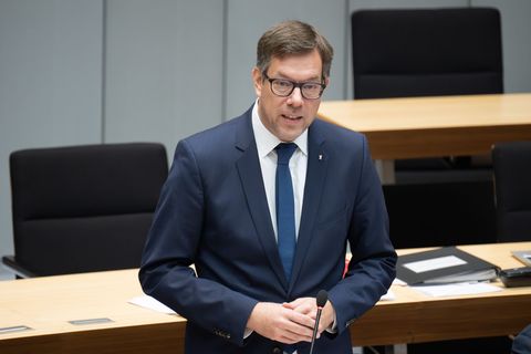 Christian Hochgrebe (SPD) spricht in einer Plenarsitzung des Berliner Abgeordnetenhauses über die diesjährigen Böller-Verbotszon