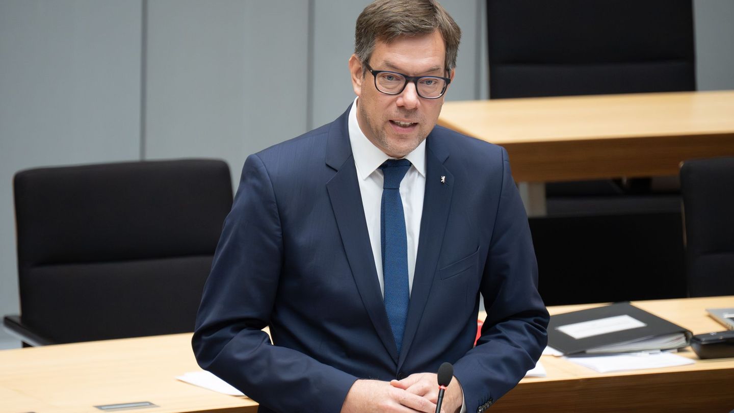 Christian Hochgrebe (SPD) spricht in einer Plenarsitzung des Berliner Abgeordnetenhauses über die diesjährigen Böller-Verbotszon