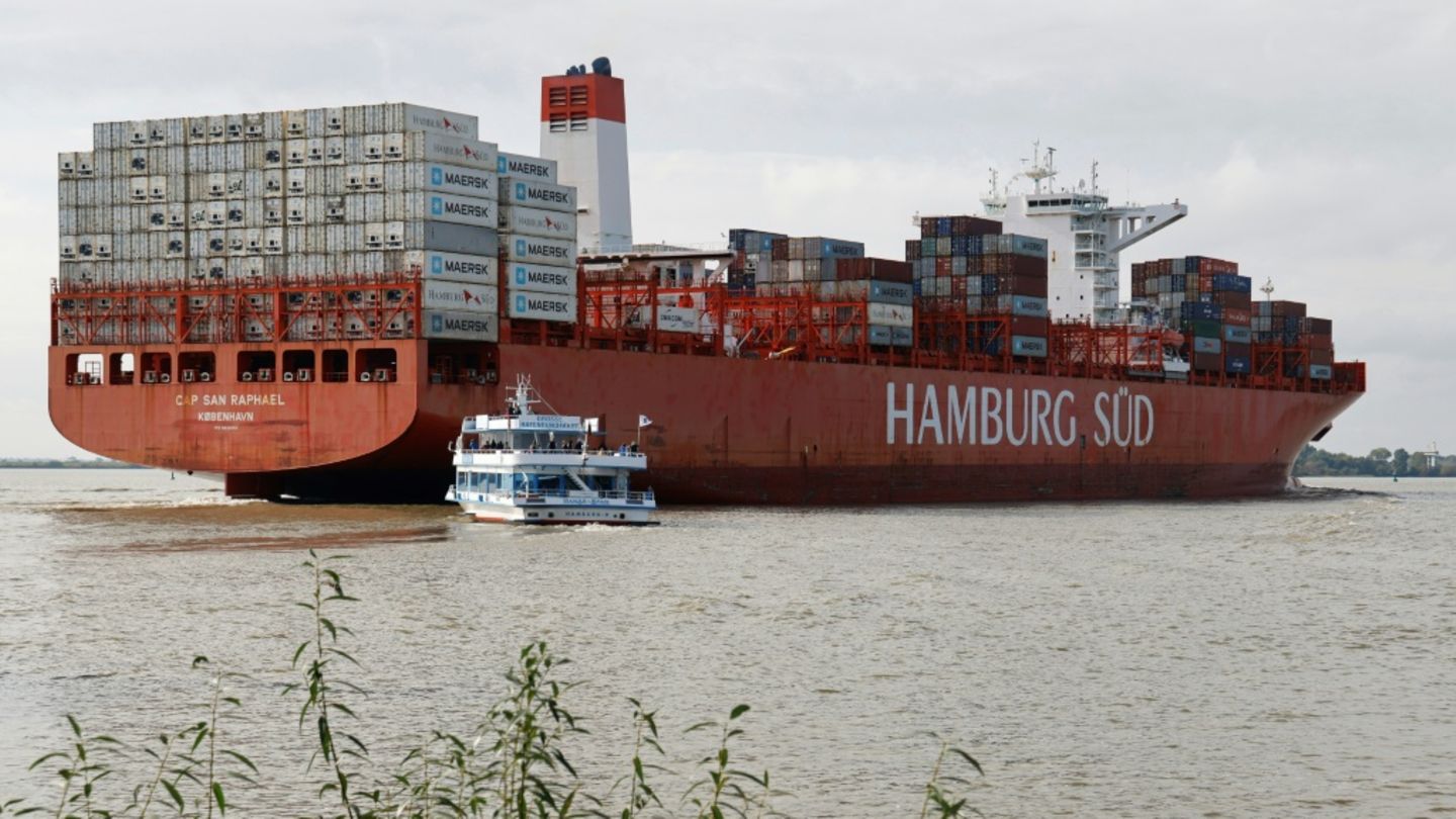 Frachter verlässt den Hamburger Hafen