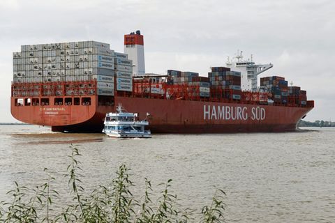 Frachter verlässt den Hamburger Hafen