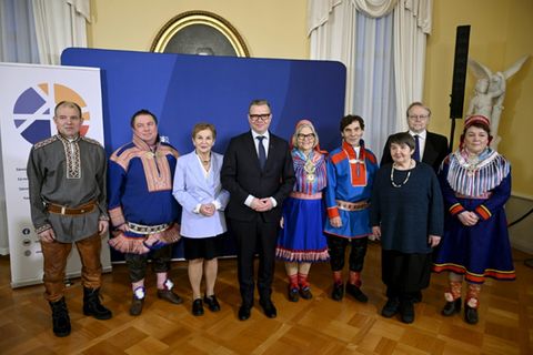 Regierungschef Orpo (4.v.l.) mit Samen-Vertretern