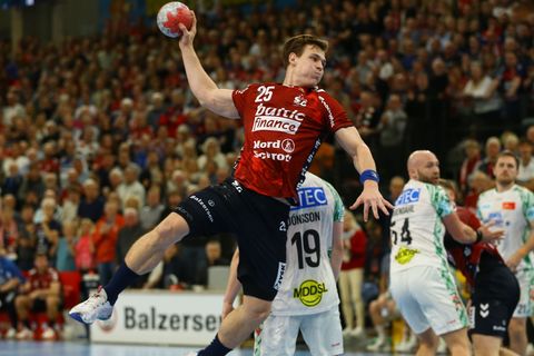 Lukas Jörgensen und die SG Flensburg-Handewitt spielten beim TBV Lemgo Lippe Foto: Michael Hundt/dpa