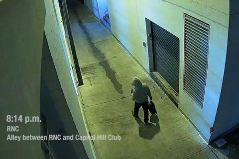 Aufnahme von Überwachungskamera zeigt Verdächtigen