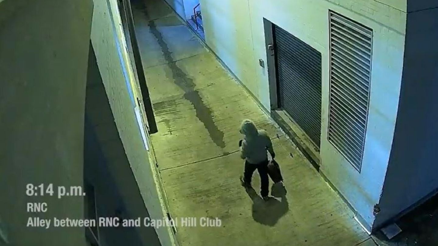 Aufnahme von Überwachungskamera zeigt Verdächtigen