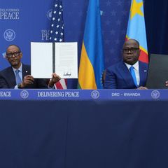 US-Präsident Donald Trump, Ruandas Präsident Paul Kagame und der Präsident der Demokratischen Republik Kongo, Felix-Antoine Tshisekedi, während der Unterzeichnungszeremonie im Donald J. Trump Institute of Peace