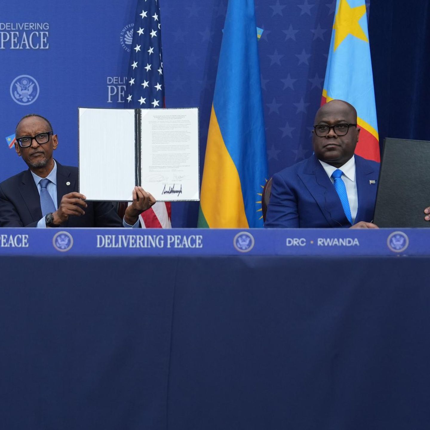 US-Präsident Donald Trump, Ruandas Präsident Paul Kagame und der Präsident der Demokratischen Republik Kongo, Felix-Antoine Tshisekedi, während der Unterzeichnungszeremonie im Donald J. Trump Institute of Peace