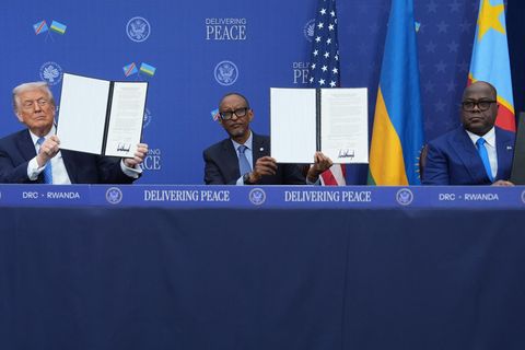 US-Präsident Donald Trump, Ruandas Präsident Paul Kagame und der Präsident der Demokratischen Republik Kongo, Felix-Antoine Tshisekedi, während der Unterzeichnungszeremonie im Donald J. Trump Institute of Peace