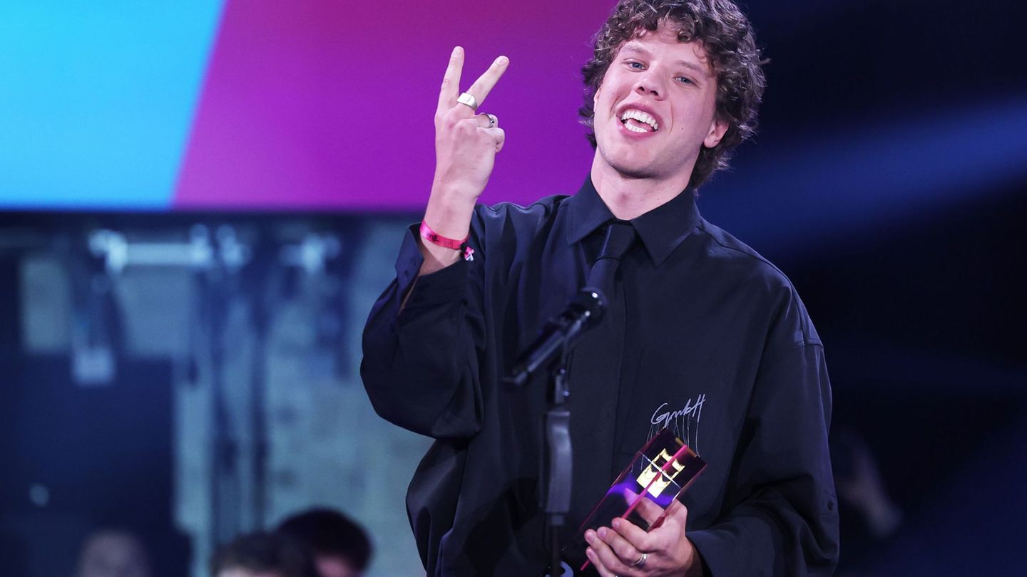 "Ab jetzt spätestens fühlt es sich an wie ein Traum", sagt Musiker Zartmann als er Krone zwei entgegennimmt. Foto: Friso Gentsch