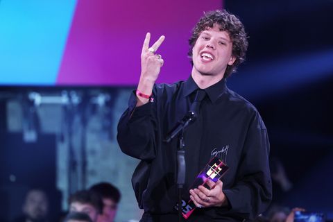 "Ab jetzt spätestens fühlt es sich an wie ein Traum", sagt Musiker Zartmann als er Krone zwei entgegennimmt. Foto: Friso Gentsch