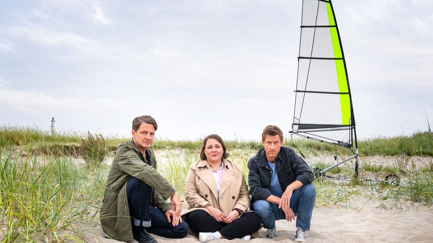 Bestatter Habedank (Holger Stockhaus, links) war gerade mit Melanie Harms (Tina Pfurr) unterwegs und beklagte sich, dass sich sein Schwarm Insa seit ihrem Umzug in die USA noch nicht bei ihm gemeldet hat, da stießen sie auf den tödlich verunglückten Dr. Momsen. Und die Hobbyermittler haben für Polizist Henk (Maxim Mehmet) auch gleich eine Theorie.