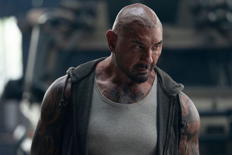 Hat weniger Haare auf dem Kopf als Indiana Jones, kann dafür aber viel kräftiger zuschlagen: Jake (Dave Bautista) ist darauf spezialisiert, in einer postapokalyptischen Welt alte Schätze zu finden.
