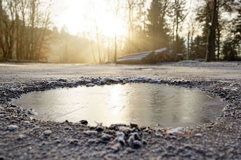 Auf den Straßen kann es wieder glatt werden (Archivbild). Foto: Uwe Anspach/dpa