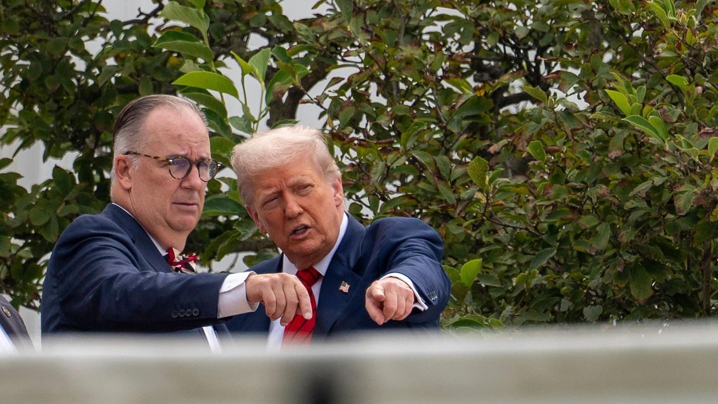 Donald Trump und Architekt James McCrery begutachten gemeinsam das Gelände für den Ballsaal am Weißen Haus